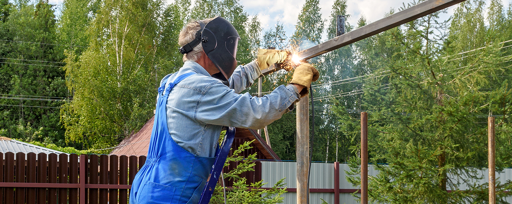 Установка опорных столбов